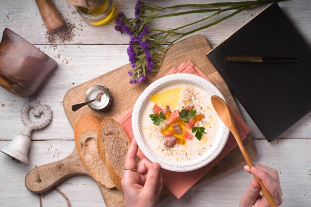 Miska polievky na stole